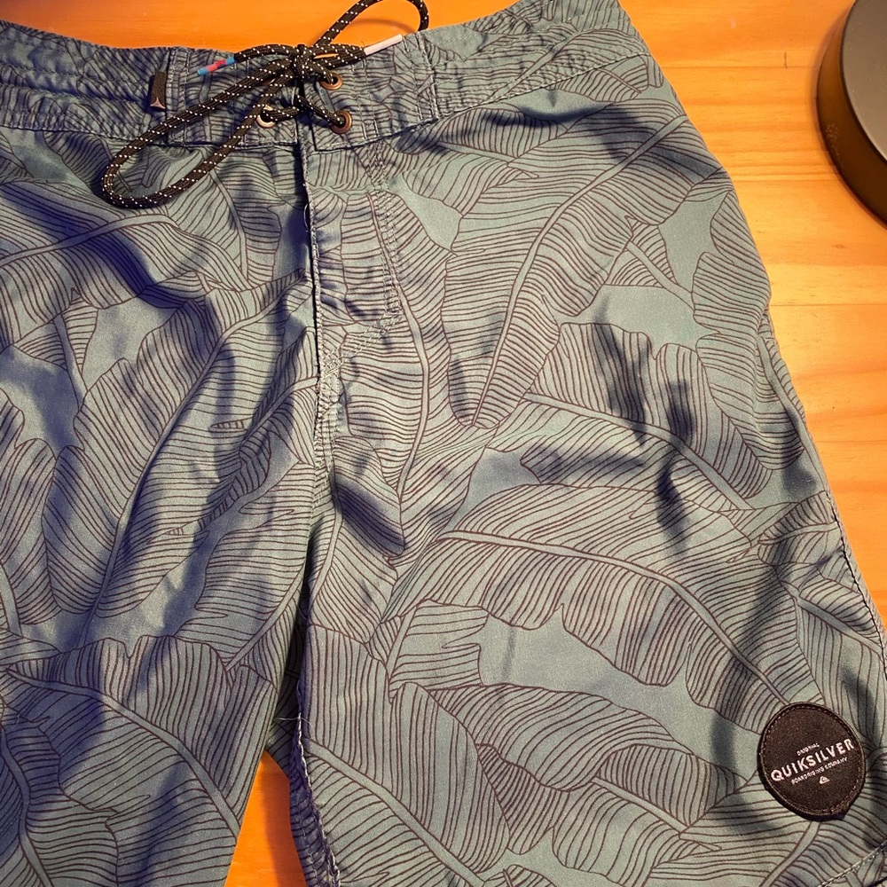 QUICKSILVER BOARD SHORTS SIZE 28